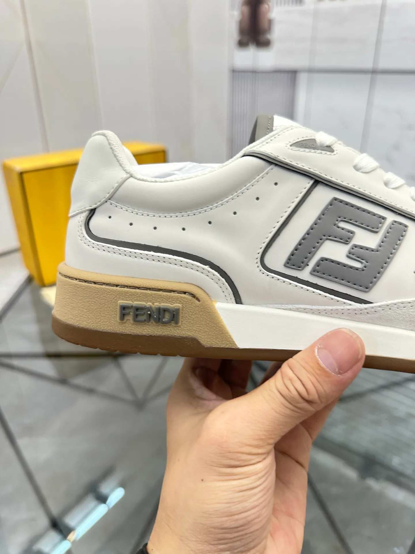 Selling men's shoes 💰: 💰P620¥ Top quality Product trademark: Fendi* "Fendi*" low-top casual shoes Regular size: 35-44 (can be customized to 38.45.46) Product material: imported first-layer nubuck leather upper, breathable lining, original outsole. No.:H208
